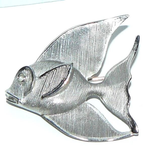 Quality Made Silver Tone Metal Textured Fish Brooch - Picture 5 of 7